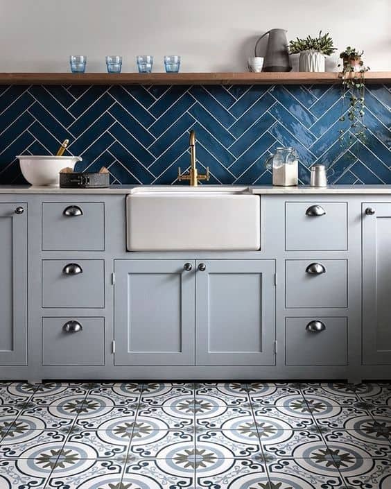 small kitchen design trends 2023 backsplash tiles